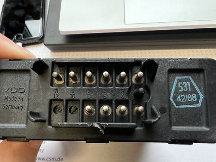 VDO Steckergehäuse mit Pins und Beschriftung