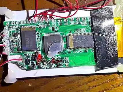 Bestückte grüne Leiterplatte mit integrierten Chips