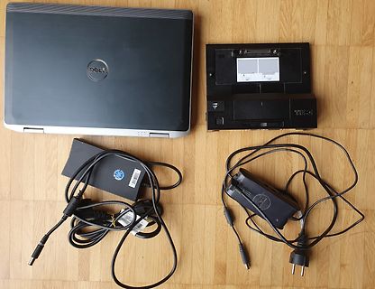 Laptop mit Netzteil und Akku