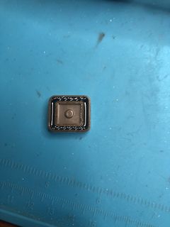 Kleines elektronisches Bauteil auf blauem Untergrund