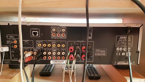 Rückseite eines Onkyo AV-Receivers mit Anschlüssen