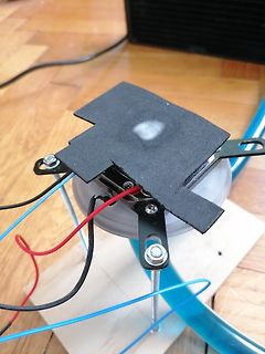 Elektronischer Aufbau auf Holzbrett mit Verkabelung