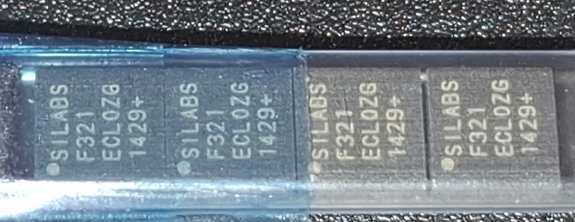 Nahaufnahme von Silabs F321 ECL0ZG 1429+ Mikrocontrollern