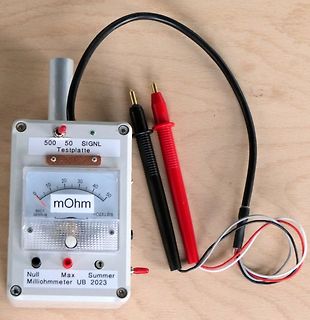 Selbstgebautes Milliohmmeter mit Messanzeige und Messleitungen