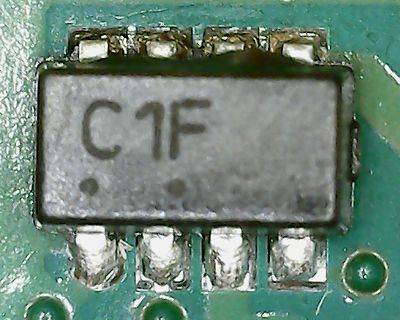 Makroaufnahme eines SMD-Bauteils auf Leiterplatte