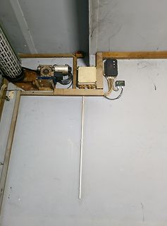 Elektrischer Aufbau mit Motor und Steuerbox