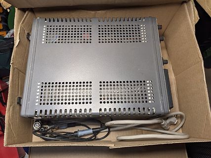 Graues Metallgehäuse eines Geräts in einem Karton