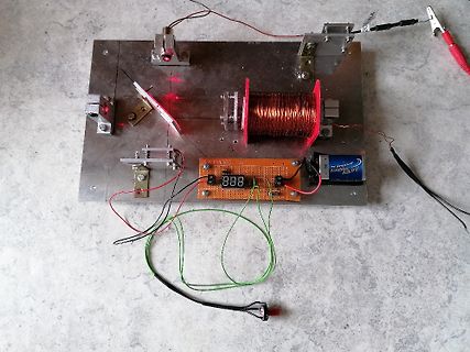 Elektronischer Versuchsaufbau mit Spule und 7-Segment-Anzeige