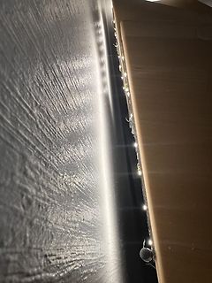 Lichtquelle an einer Holzkante