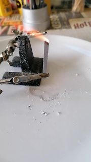 Metallstück wird mit Brenner erhitzt