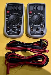 Zwei Multimeter mit Messleitungen