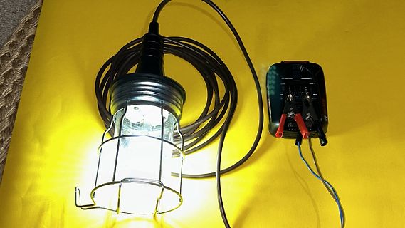 Leuchtende Arbeitslampe und Netzteil mit Krokodilklemmen
