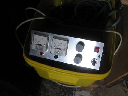 Labornetzteil mit Voltmeter und Amperemeter