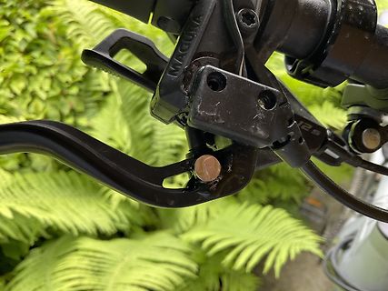 Detail einer Fahrradbremse mit Magura-Schriftzug