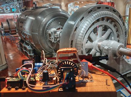 Elektronikaufbau vor großer Industriemaschine