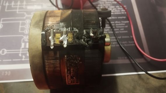 Beschädigtes Elektromotor-Bauteil mit Brandspuren