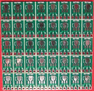 Mehrere grüne Leiterplatten mit SOT89 Pads
