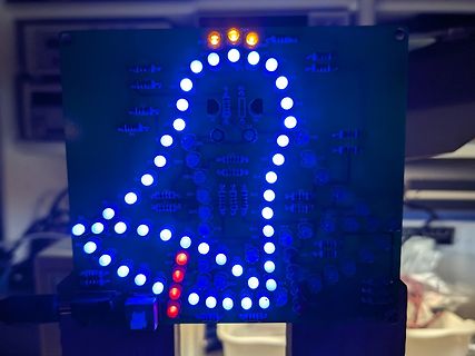 Leiterplatte mit leuchtenden LEDs in Glockenform