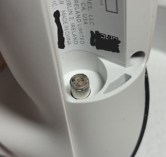 Nahaufnahme eines Metallstifts an einem weißen Kunststoffgehäuse