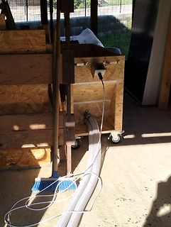 Werkstatt mit Holzkonstruktion und Absaugschlauch