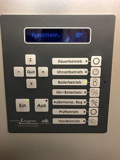 Bedienfeld einer Lindner Biomasse-Heizanlage
