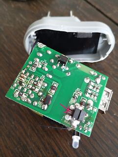 Foto einer geöffneten Leiterplatte eines Netzteils