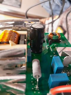 Nahaufnahme einer Leiterplatte mit elektronischen Bauteilen