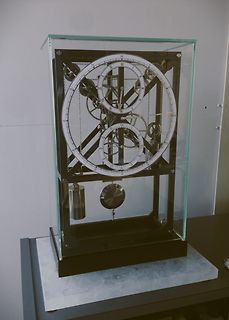 Mechanische Uhr in Glasgehäuse