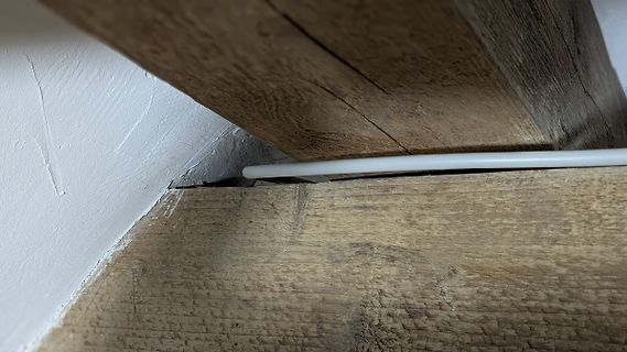 Holzbalken mit weißem Kabel