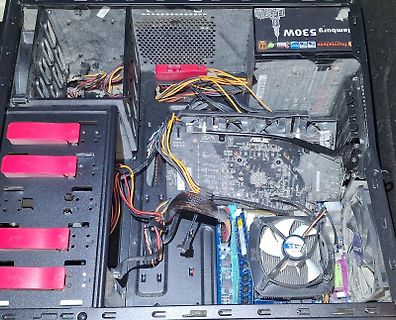 Innenansicht eines Computergehäuses mit Komponenten