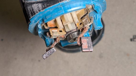 Defekter Elektromotor mit abgerissenen Kabeln