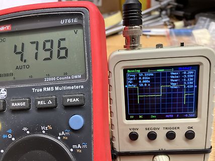 Multimeter und Oszilloskop auf einem Tisch
