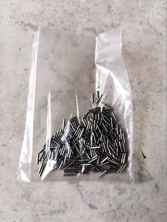 Metallstifte in einem Plastikbeutel