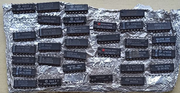 Sammlung verschiedener integrierter Schaltkreise auf Alufolie