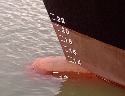 Tiefgangmarkierungen am Schiffsrumpf