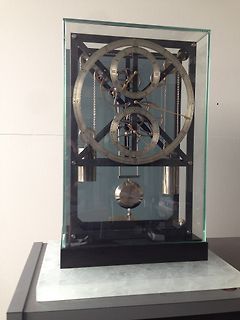 Mechanische Uhr in Glasvitrine