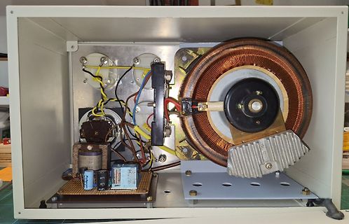 Innenansicht eines Netzteils mit Transformator und Bauteilen