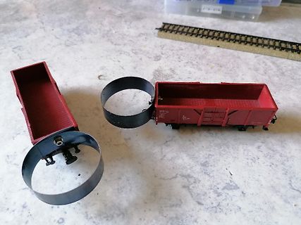 Modellbahn-Güterwagen und Schienenstück