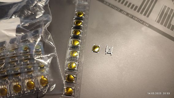 Knopfzellen in Kunststoffstreifen und lose Batterien