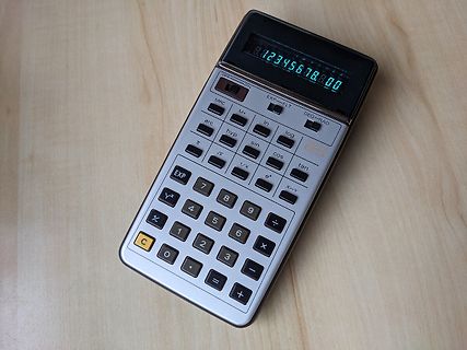 Taschenrechner auf Holztisch