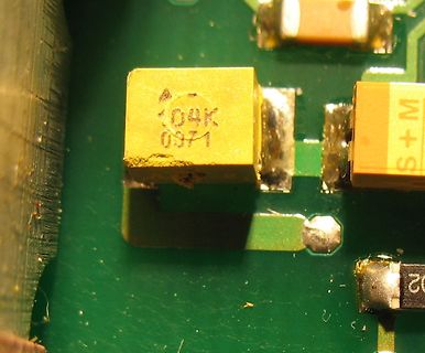 Makroaufnahme eines SMD-Kondensators auf Leiterplatte