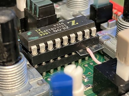 Nahaufnahme eines Zilog Z86E0812PSC Mikrocontrollers auf Leiterplatte