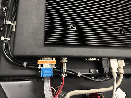 Rückseite eines elektronischen Geräts mit Anschlüssen