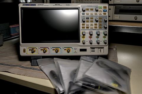 Siglent digitales Oszilloskop und Messleitungen