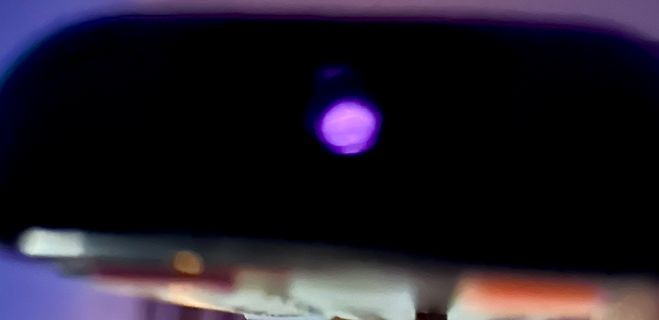 Unscharfes Foto mit violettem Lichtpunkt