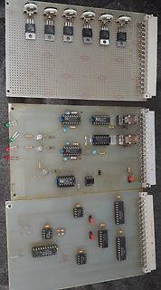 Drei verschiedene Leiterplatten mit elektronischen Bauteilen