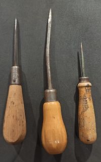 Drei Werkzeuge mit Holzgriffen und Metallspitzen