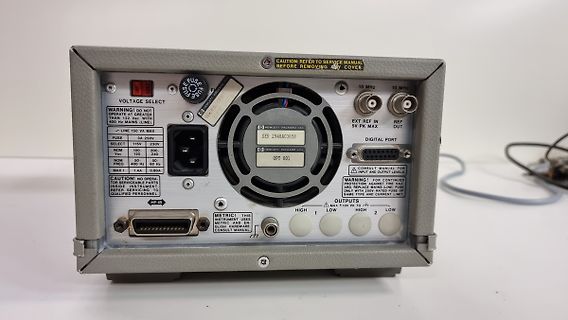 Rückseite eines Hewlett-Packard Messgeräts