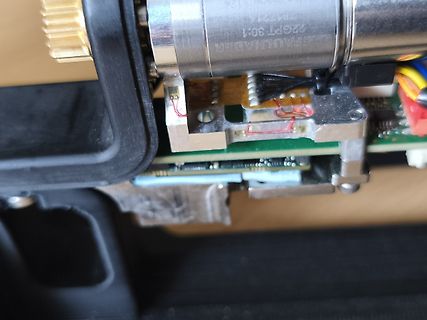 Nahaufnahme einer Platine mit Metallbauteil und Kabeln