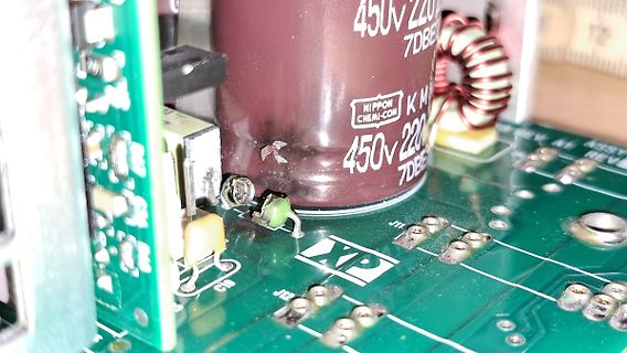 Nahaufnahme eines Elektrolytkondensators auf einer Leiterplatte